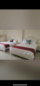 two beds sitting next to each other in a bedroom at Shanhai B&B in Jinning +4 photos