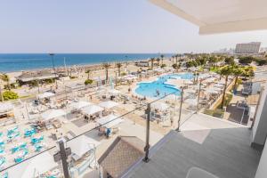 Una vista aérea de una piscina y la playa. en Occidental Torremolinos Playa, en Torremolinos