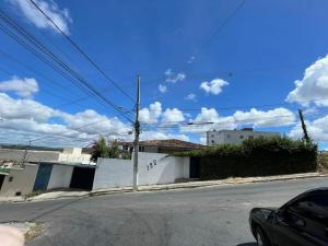 an empty street with a building on the side of the road at Mini Suite Sossego in Garanhuns