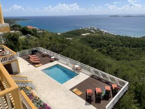 Nazarethにある9 Bedrooms at Villa Sharazadのスイミングプールと海の景色を望めます。