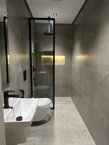 Ένα μπάνιο στο نزل لينزا هاوس linza suites +49 φωτογραφίες