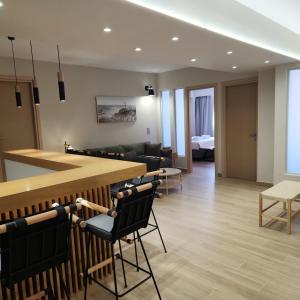 雅典Acropolis Muses - Downtown Luxury Apartments的一间带吧台、椅子和沙发的房间