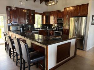 Nazarethにある9 Bedrooms at Villa Sharazadの大きな島(黒いカウンタートップ付)のあるキッチン