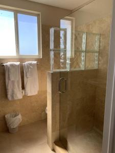 Nazarethにある9 Bedrooms at Villa Sharazadのガラスドア付きのシャワー付きのバスルーム