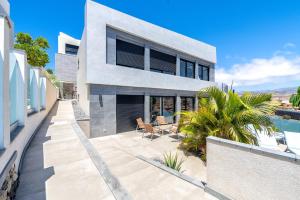 een modern huis met een patio en een zwembad bij villasroyale Silvermoon in San Bartolomé