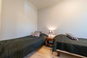 ルカにあるKotokuusi 2 - Monipuoliset ulkoilumahdollisuudet, sisältää siivouksenのベッドルーム1室(ベッド2台、ナイトスタンド付)