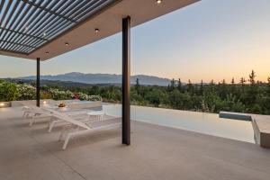 patio con mesa, sillas y vistas en Villa Melia, en Koprána