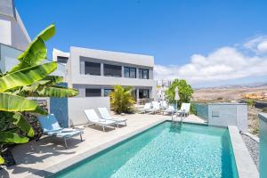 een villa met zwembad en huis bij villasroyale Silvermoon in San Bartolomé