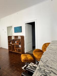 a room with two chairs and a bed in it at Innocent VI face au palais in Avignon