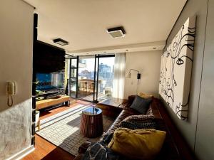 TV a/nebo společenská místnost v ubytování Chic 1 Bedroom City Centre Apartment