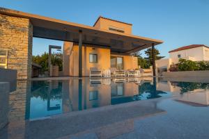 una casa con piscina delante de una casa en Villa Melia, en Koprána