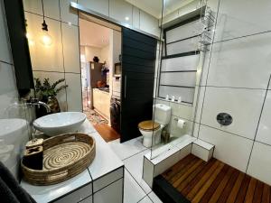 Koupelna v ubytování Chic 1 Bedroom City Centre Apartment + 19 fotografií