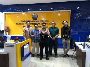 un groupe d'hommes debout devant un stand dans l'établissement Teras Pahawang, à Sukojayo