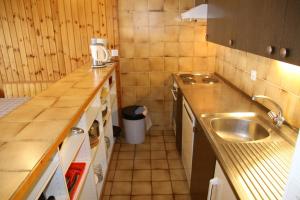 Kuchyň nebo kuchyňský kout v ubytování Mélèzes S 023- SKI LIFT apartment 6 pers