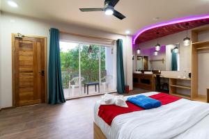 een slaapkamer met een groot bed en een badkamer bij Ocean Villa Ukulhas Hotel & Spa in Ukulhas +114 foto's