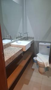un bagno con lavandino e WC di Apartmento em Barra Grande, Piaui a Barra Grande