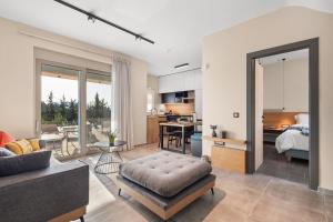 Una sala de estar con un sofá y un dormitorio. en Villa Melia, en Koprána 42 fotos más