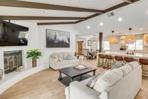 Χώρος καθιστικού στο Patio, Fire Pit and Hillside Views Agua Dulce Home