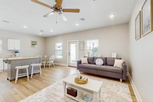una sala de estar con un sofá y una mesa en Oasis Dream #193, en Rockport