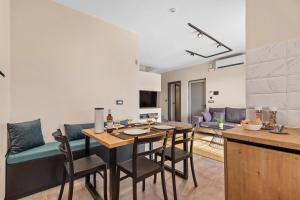 Un comedor y una sala de estar con mesa y sillas. en Villa Melia, en Koprána