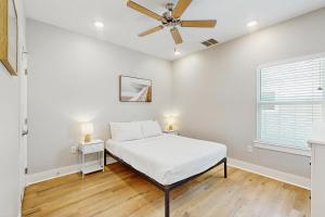 Un dormitorio con una cama y un ventilador de techo. en Oasis Dream #193, en Rockport 18 fotos más