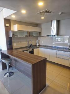Η κουζίνα ή μικρή κουζίνα στο Miami Tower Premium Villa Mora +13 φωτογραφίες