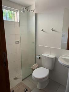 Un baño con inodoro y ducha de cristal. en Apartamento, en San Lorenzo