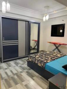 Un dormitorio con una cama y una puerta corrediza de vidrio. en Dar Hadla, en Seis de Octubre