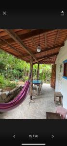 - un hamac sur une terrasse avec une table dans l'établissement Casa Pérola da Pipa, à Pipa