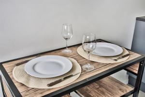 een tafel met twee borden en twee wijnglazen bij O Garibaldi in Lyon +3 foto's