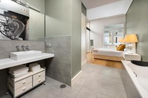 Koupelna v ubytování INMálaga Luxury Loft 3 + 21 fotografií