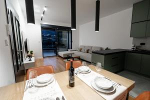 Apartman VISTA FIUME في تريبينيي: مطبخ وغرفة معيشة مع طاولة وكراسي +5 صور