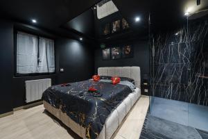 En eller flere senge i et værelse på SecretBlackRoom