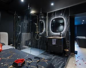 a bedroom with a bed and a mirror at SecretBlackRoom in Villecresnes