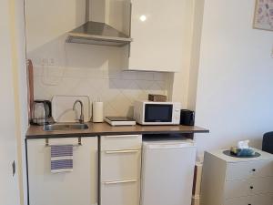 Paris 16 Appartement avec vue sur la tour eiffel廚房或簡易廚房