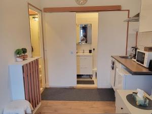 Paris 16 Appartement avec vue sur la tour eiffel廚房或簡易廚房