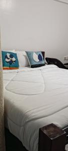 Ένα ή περισσότερα κρεβάτια σε δωμάτιο στο Afri Homes +2 φωτογραφίες