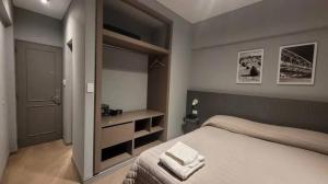 a bedroom with a bed and a desk in it at Apart America in San Juan