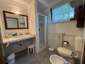 维罗纳Residenza Fontana del Ferro的浴室里有马桶、洗手池和淋浴。 更多54张照片