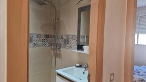 Ένα μπάνιο στο Appartement luxueux