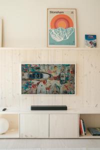 ein Wohnzimmer mit einem großen Gemälde an der Wand in der Unterkunft Volume Nord - Loft de montagne in Stoneham