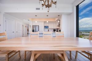 Kuchyň nebo kuchyňský kout v ubytování Phoenix Gulf Shores II 705 condo