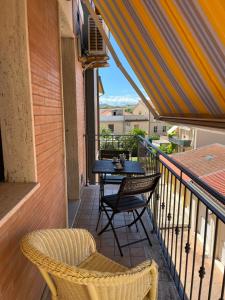 Un balcón con una mesa y sillas en un balcón. en Orizzonte Conero holiday home, en Porto Recanati