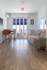 a bedroom with a bed and a table and chairs at 2 pièces - Clim - tram à 5' centre à 15' in Nice