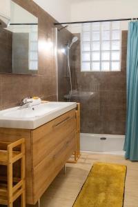 a bathroom with a sink and a shower at 2 pièces - Clim - tram à 5' centre à 15' in Nice
