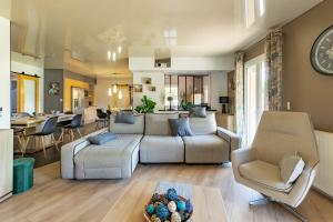 a living room with a couch and a table at Villa Garonne- Piscine Confort proche Toulouse in Saubens