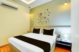 Un dormitorio con una gran cama blanca en una habitación. en Hotel O Palm Inn Durgapura Railway Station, en Jaipur