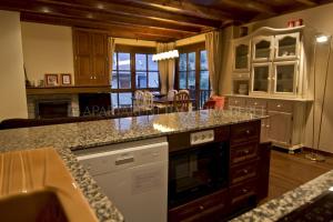 a kitchen with a counter top and a stove top oven at Apartarent 1500 - Apartamento Gamo in Baqueira-Beret