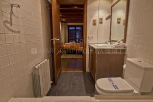 a bathroom with a toilet and a sink at Apartarent 1500 - Apartamento Gamo in Baqueira-Beret +18 photos