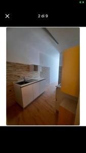 una cocina con fregadero y encimera en casa dragonetti, en Marina di Ragusa